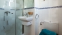Sevilla Ferienwohnung - En-suite bathroom with shower (inside bedroom 3).