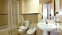 Sevilla Apartamento - Bathroom with bathtub, washbasin, w.c. and bidet.