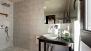 Sevilla Ferienwohnung - Full bathroom with washbasin, walk-in shower and WC.